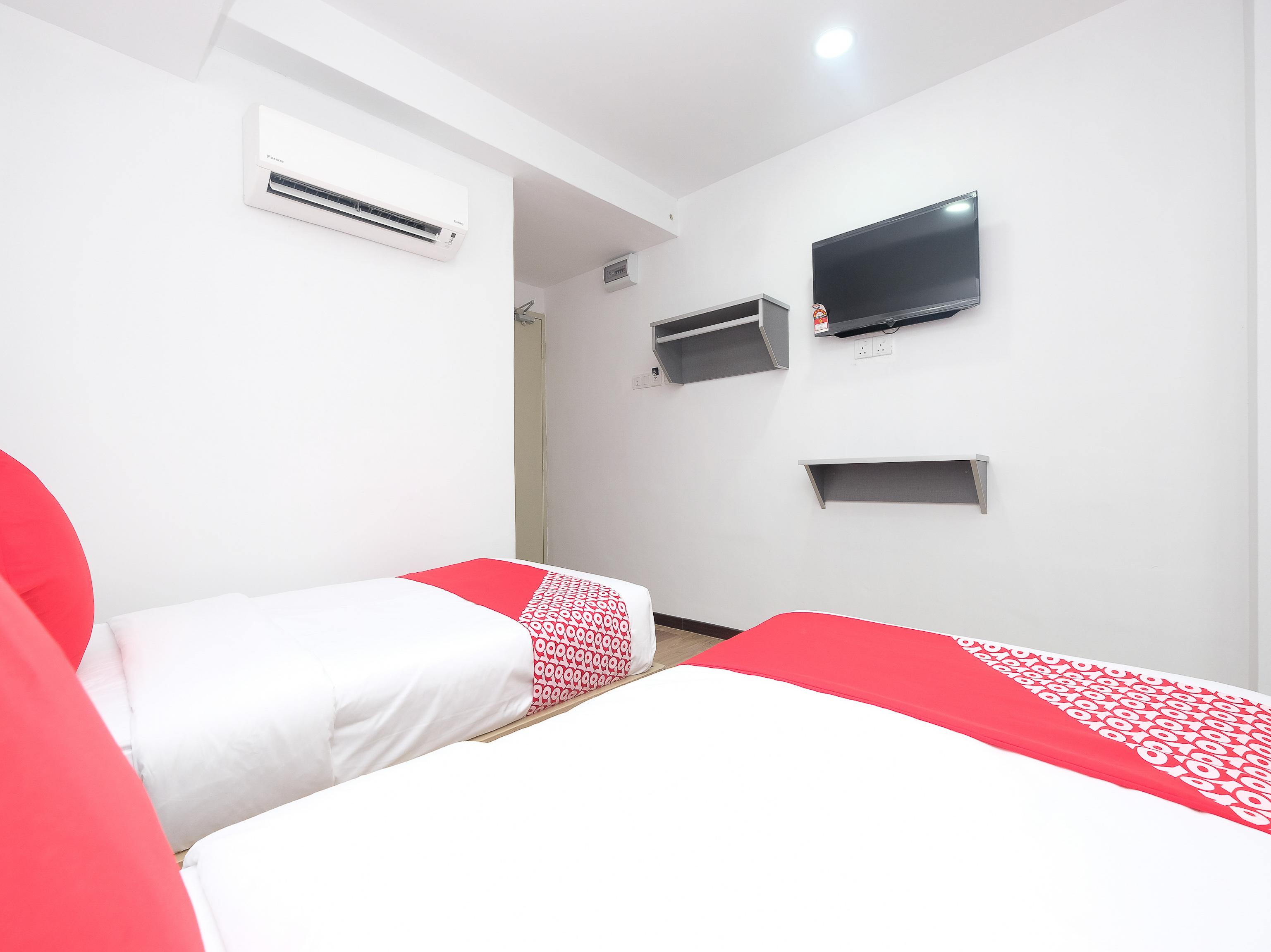 Oyo 44043 First Garden Hotel Куантан Екстериор снимка
