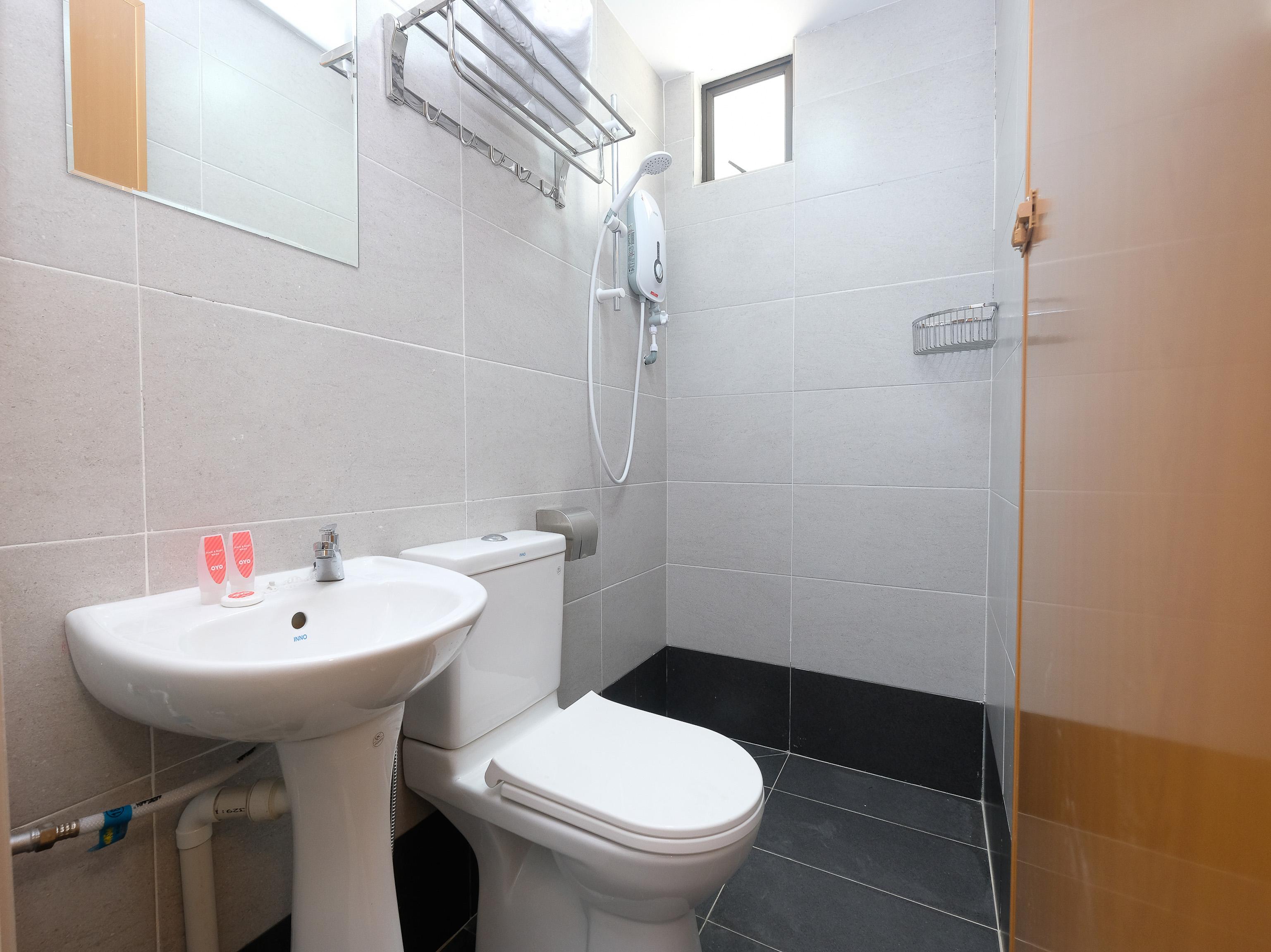 Oyo 44043 First Garden Hotel Куантан Екстериор снимка