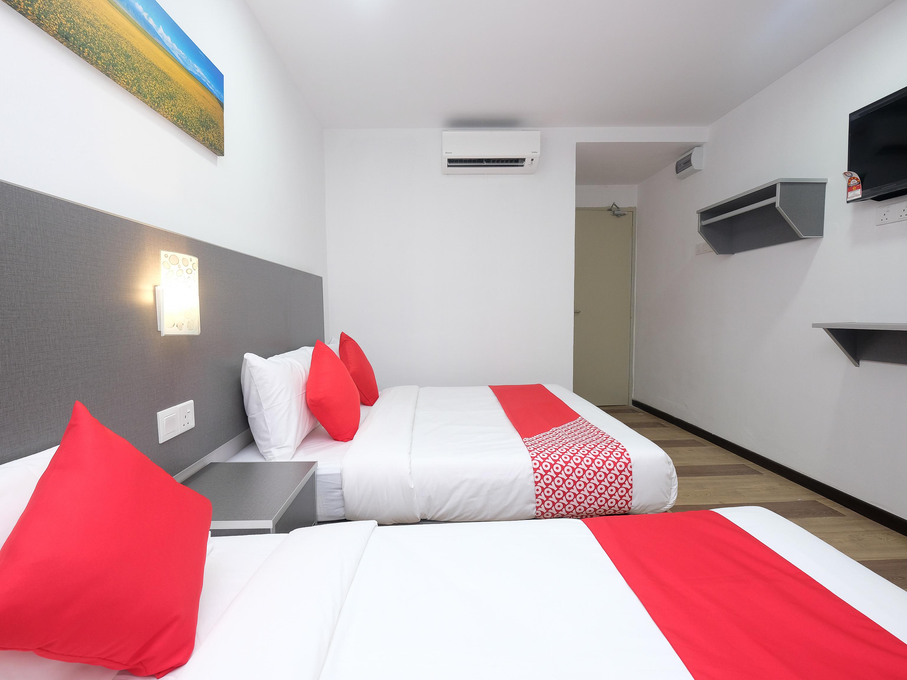 Oyo 44043 First Garden Hotel Куантан Екстериор снимка