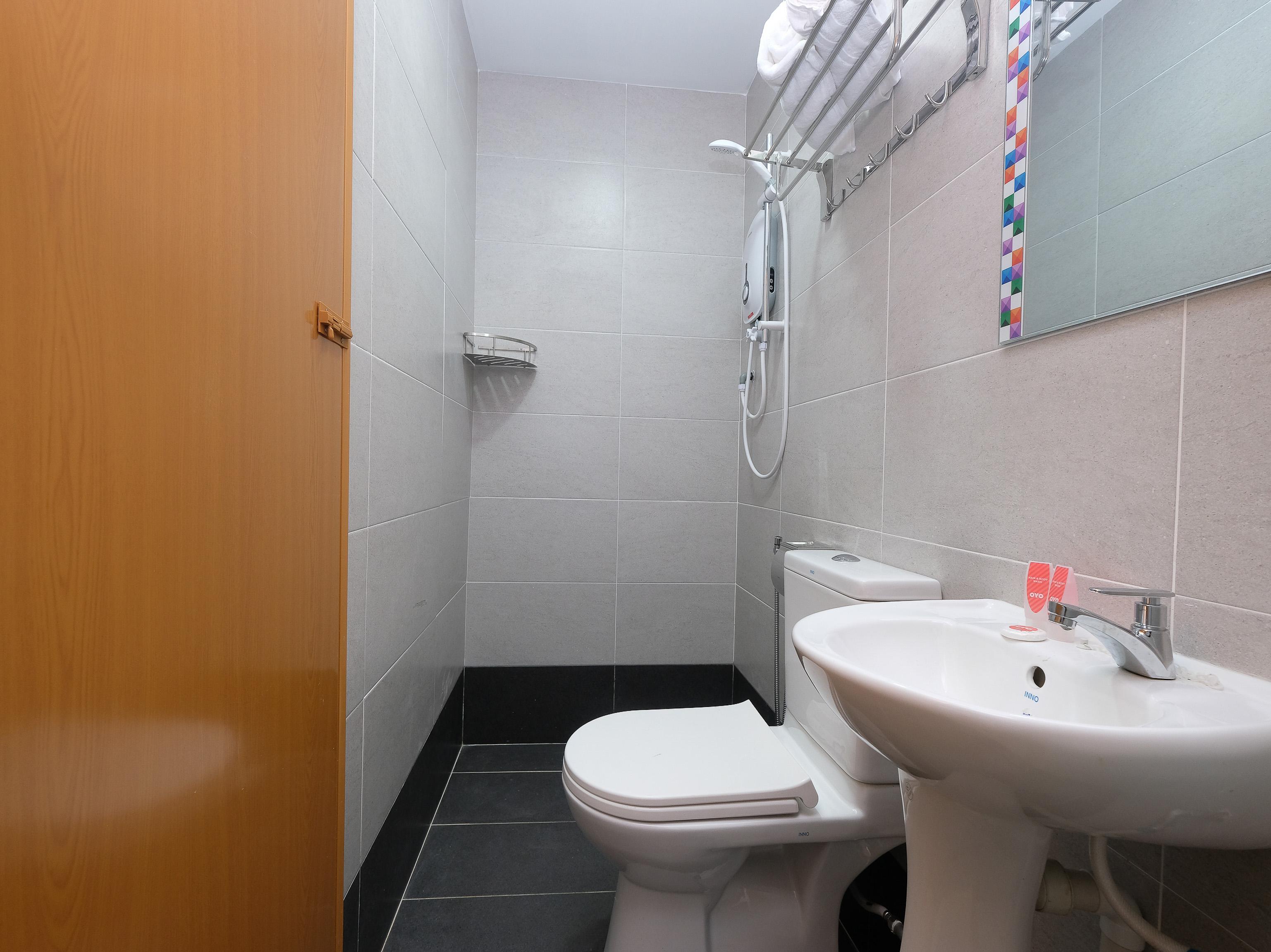 Oyo 44043 First Garden Hotel Куантан Екстериор снимка