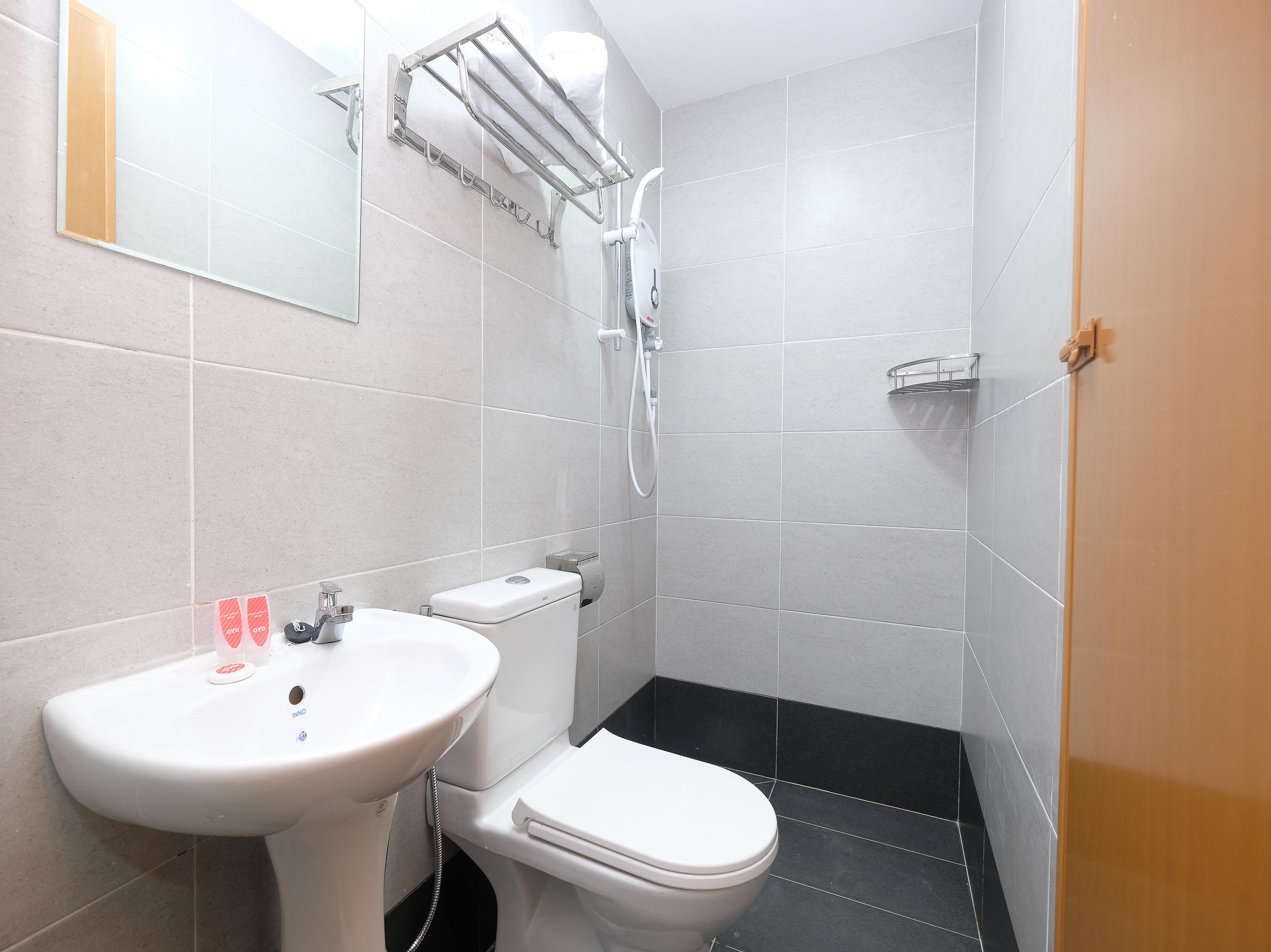 Oyo 44043 First Garden Hotel Куантан Екстериор снимка