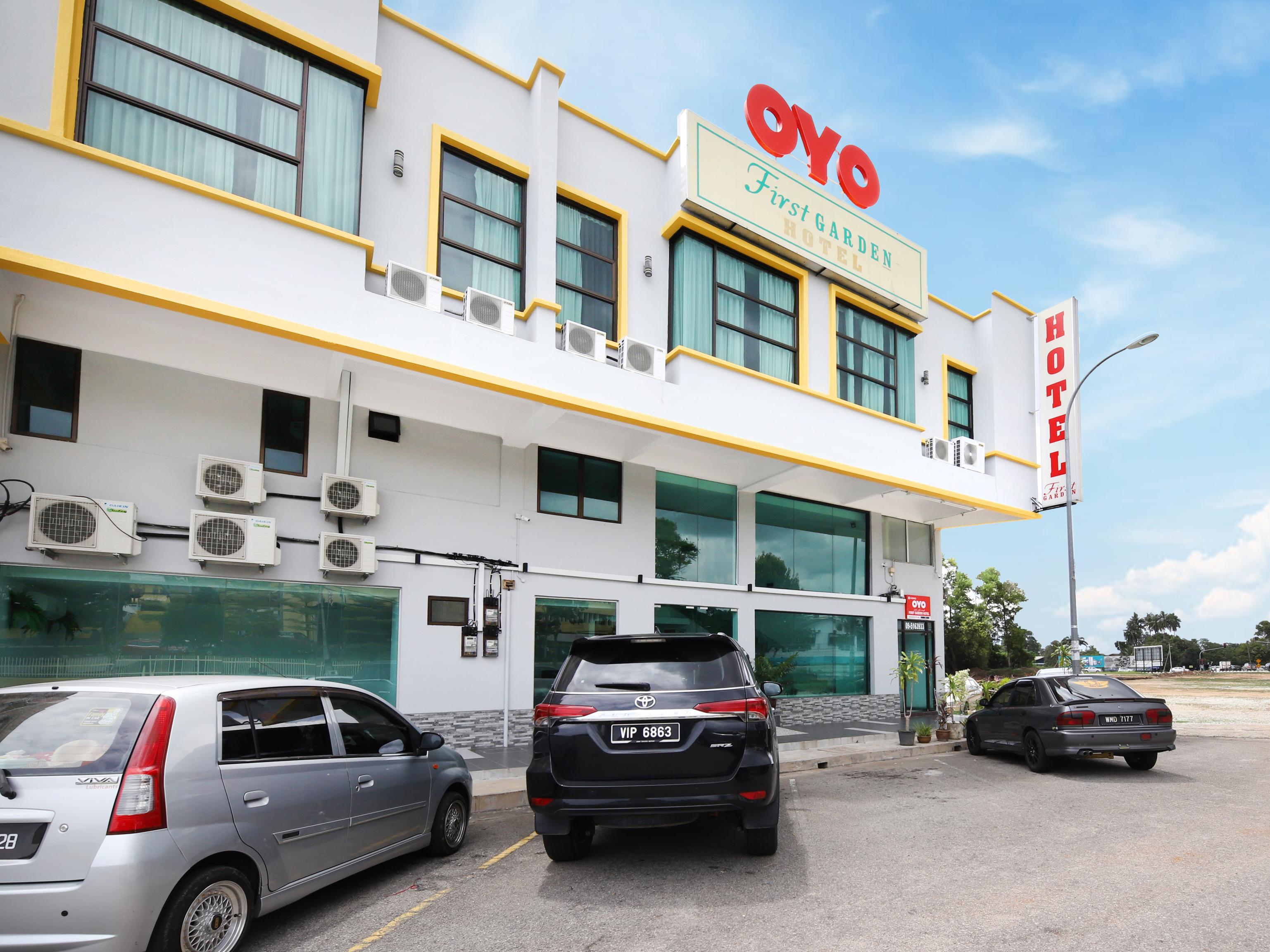 Oyo 44043 First Garden Hotel Куантан Екстериор снимка