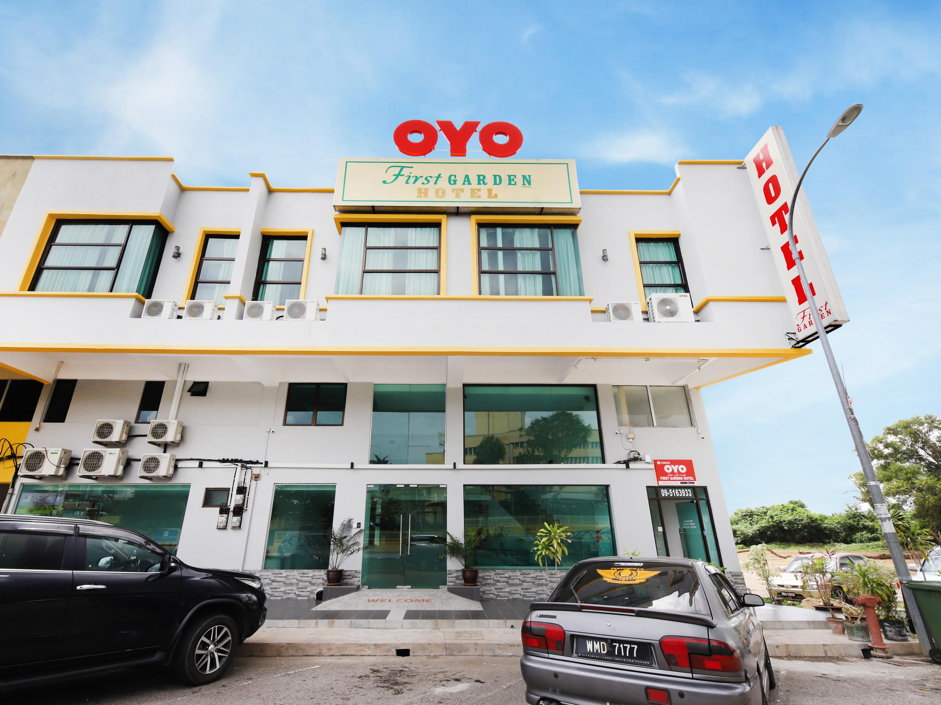 Oyo 44043 First Garden Hotel Куантан Екстериор снимка